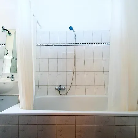 Elegia Am Kurfuerstendamm 2*