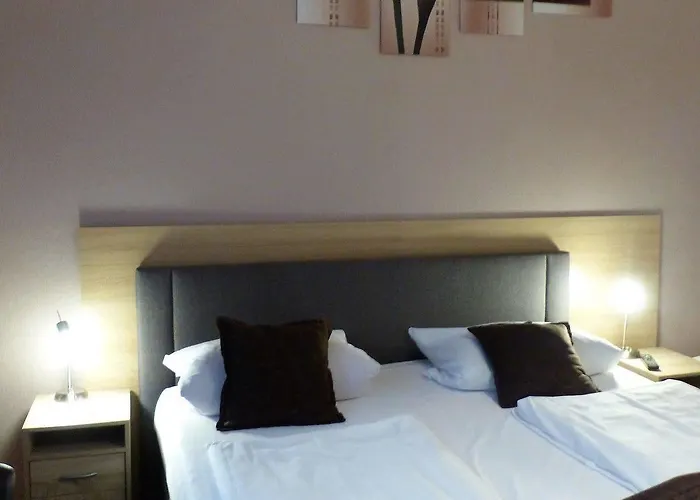 Elegia Am Kurfuerstendamm 2*