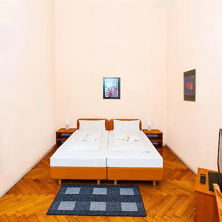 Elegia Am Kurfürstendamm 2*